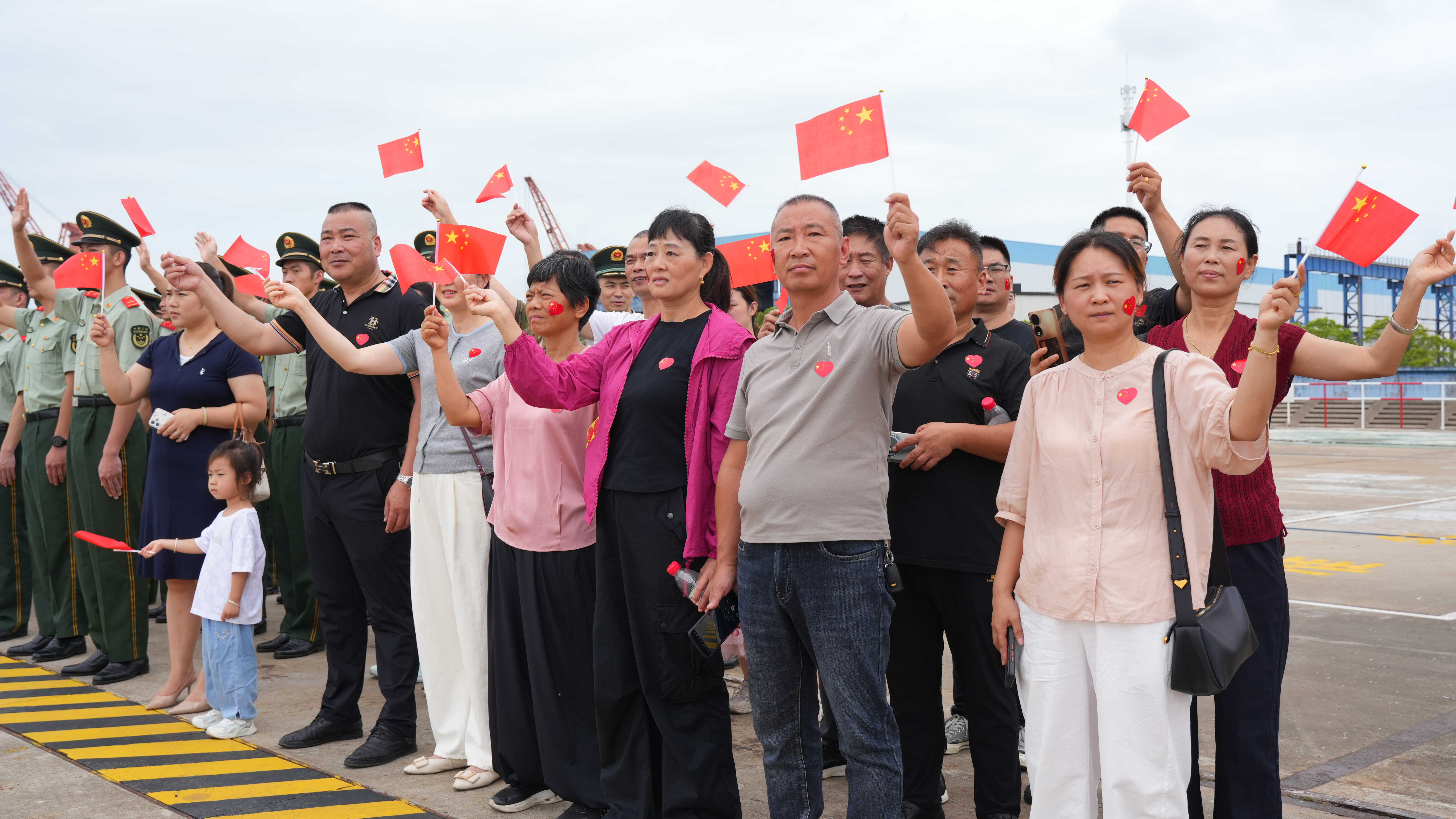 海警执法员家属在码头欢送舰艇编队驶离 拷贝.jpg